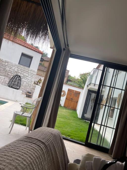 Oezel Havuzlu Kiralik Tas Villa Kusadası Exteriér fotografie